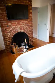Belmont Luxury Cottage 2 Bed, 2 Bath, 2 Couples - Image 2