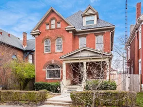 Stately Executive Home with Modern Amenities - Image 4