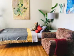 Pet-friendly, colorful bungalow in the Nations - Image 3