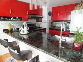 Excellent location-Entire Stylish Condo-1 parking - Image 2