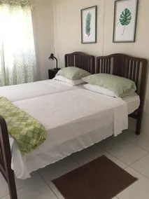 Prof & Suzanne's 2 Bedroom Flat - Image 3