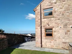 Staycation 3-bedroom home with panoramic views free off road parking - Image 3