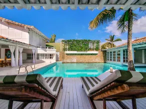 Beach house with 6 suites, on the edge of Ferradura beach - Image 3