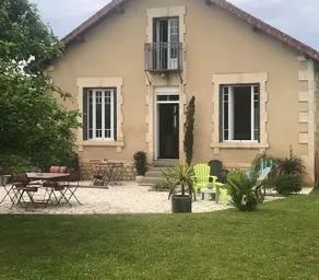 1920s Charentais house near a lake - Image 3