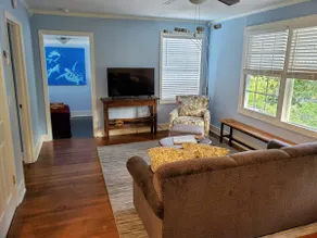 Paradise Blue, bright, airy carriage house in town - Image 4