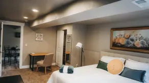 King size bed/4K TV/WiFi Internet/Large Basement - Image 2