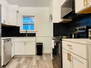 Suite Space B | KING 1BD/1BA Apt near UE - Image 4