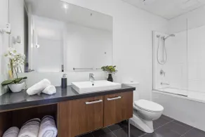 Captivating River View in 3 bedroom CBD apartment! - Image 5
