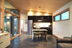 Peaceful Tree-Lined Cottage Retreat in the City - Image 2