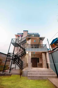 Lakeside rooftop paradise - Image 2