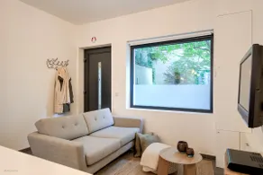 Stylishly furnished private home in a vibrant area - Image 3