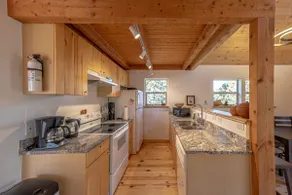 Beautiful Cabin in Woods with Breathtaking Views - Image 5