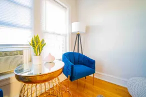 Stylish and Comfy Retreat 10 Minutes from Wrigley - Image 2