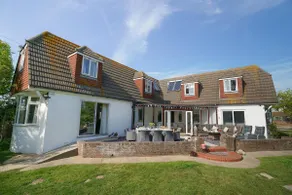 7 Bedroom Seaside Family Beach Retreat Sleeps 15 - Image 2