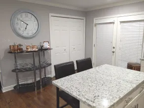Chic apartment steps away from campus! - Image 4
