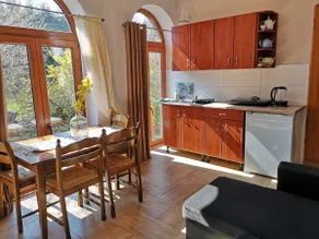Apartment with garden access - Image 2