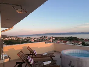 Rooftop Apartment with stunning view - Image 3