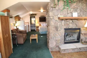 Love Nest-Cabin on River w/king bed & 5x5 jet tub - Image 5