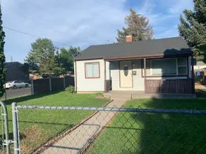 King, queen, & twin bed. 2-bedroom. Fenced around. - Image 5