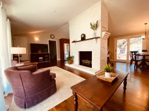 Willow Oak Retreat // Comfy beds & Large backyard! - Image 2
