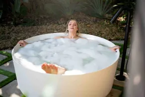 Downtown w/Outdoor Soaking Tub,10 minutes to beach - Image 2