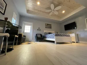 Nicoles Nest Brand New Exquisite Studio Hideaway - Image 3