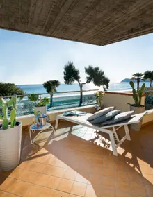 Appartement de luxe en bord de mer, 2 chambres, piscine et parking - Image 5