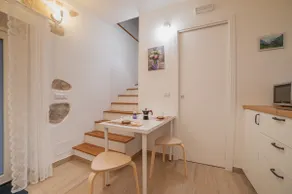 Independent apartment on two floors with courtyard - Image 3