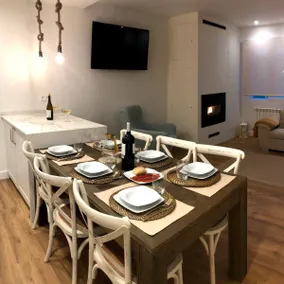 Newly renovated townhouse - Image 3