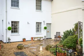 Romantic Cosy Cottage with Parking & Courtyard - Image 3