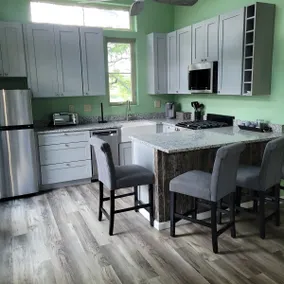 Cheerful two-bedroom home with spacious porch (32) - Image 3