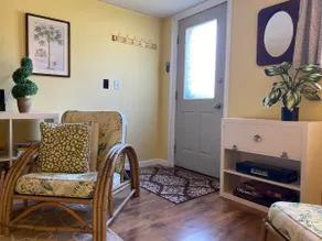 Spacious Retro Apartment: Ground Level - Image 5