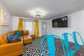 Little Lansing House I 3 BR w/ Queen beds - Image 3