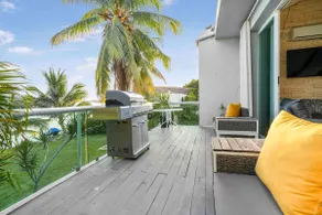 A villa and dock in the hotel area - Image 4