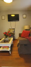 Cozy, comfortable, and 2 minutes from downtown - Image 4