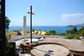 villa with swimming pool with 180° sea view - Image 2