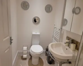 Cozy Central One Bedroom Flat - Image 3