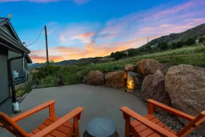 Red Rocks Hideaway Guesthouse - Ent #1 w Hot Tub - Image 4