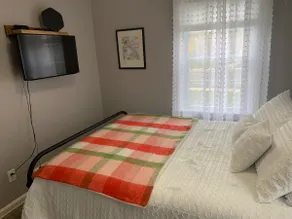 Charming 3-bedroom single home with parking - Image 5