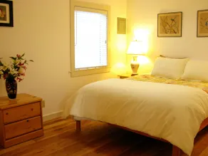 Attractive Downtown Cottage - Image 4