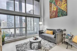 Contemporary loft DT Vancouver with parking - Image 2