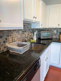 Modern & Recently Renovated Beach house. Sleeps 6 - Image 5