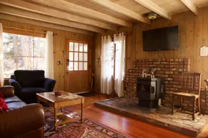 Twin Rock Tree House - Vintage Cabin - Image 5