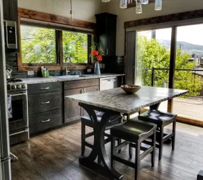 Downtown 1BR/Cook's Kitchen - Balcony - Hot Tub - Image 2