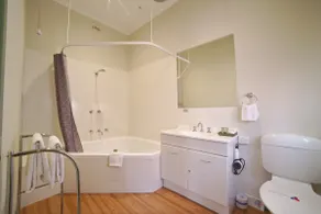 Large Studio Apartment with spa: Central Ballarat - Image 3