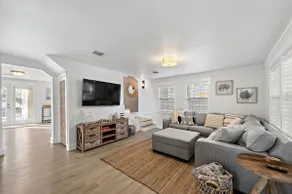Cozy Bungalow with Deck, Near Kemah Boardwalk - Image 3