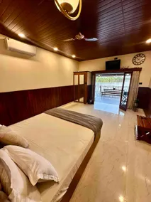 The Private LakeHouse - Image 2