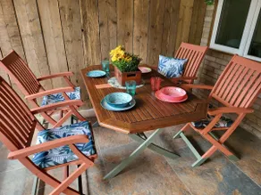 DOG FRIENDLY little bungalow with patio & private driveway - Image 3