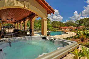 La Lucia at Messina Inn-Studio-Private Bathroom - Image 5