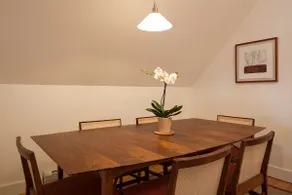Sunny 3-Bedroom Apartment with Park and Lake View - Image 3